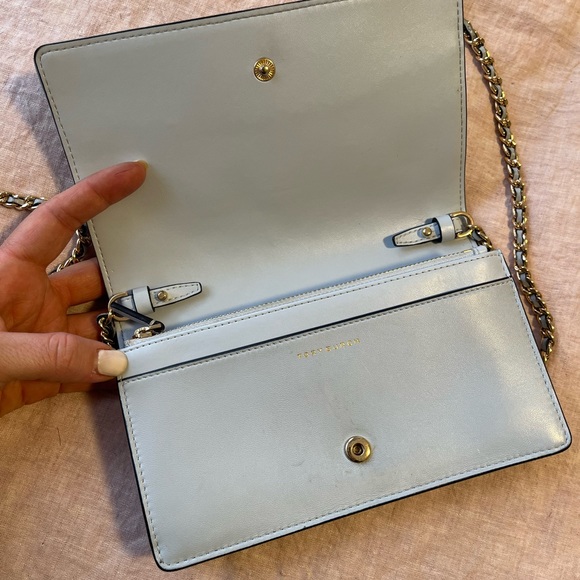 Powder blue Tory Burch quilted leather crossbody bag - Picture 4 of 4